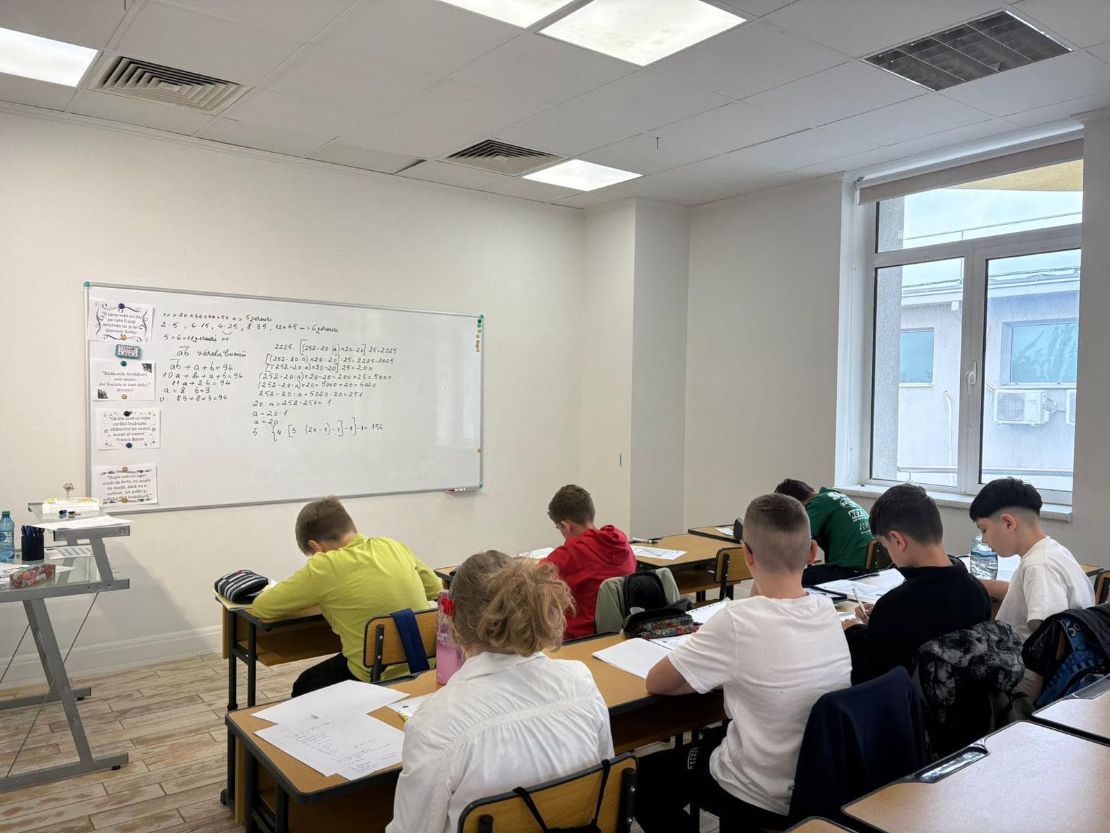 Elev fericit cu rezultate excelente